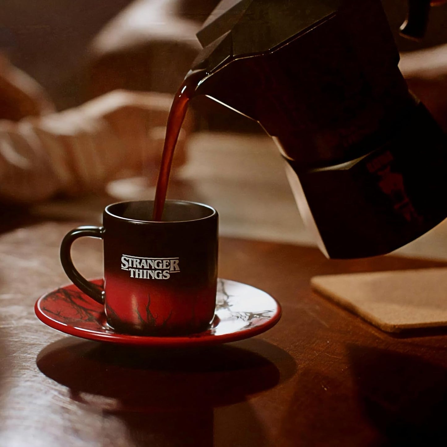 Bialetti Moka Express Stranger Things 6-Tassen-Kaffeemaschine, Musiktaste mit USB-C-Ladefunktion, nicht für Induktionsherde geeignet, 6 Tassen (270 ml), Schwarz