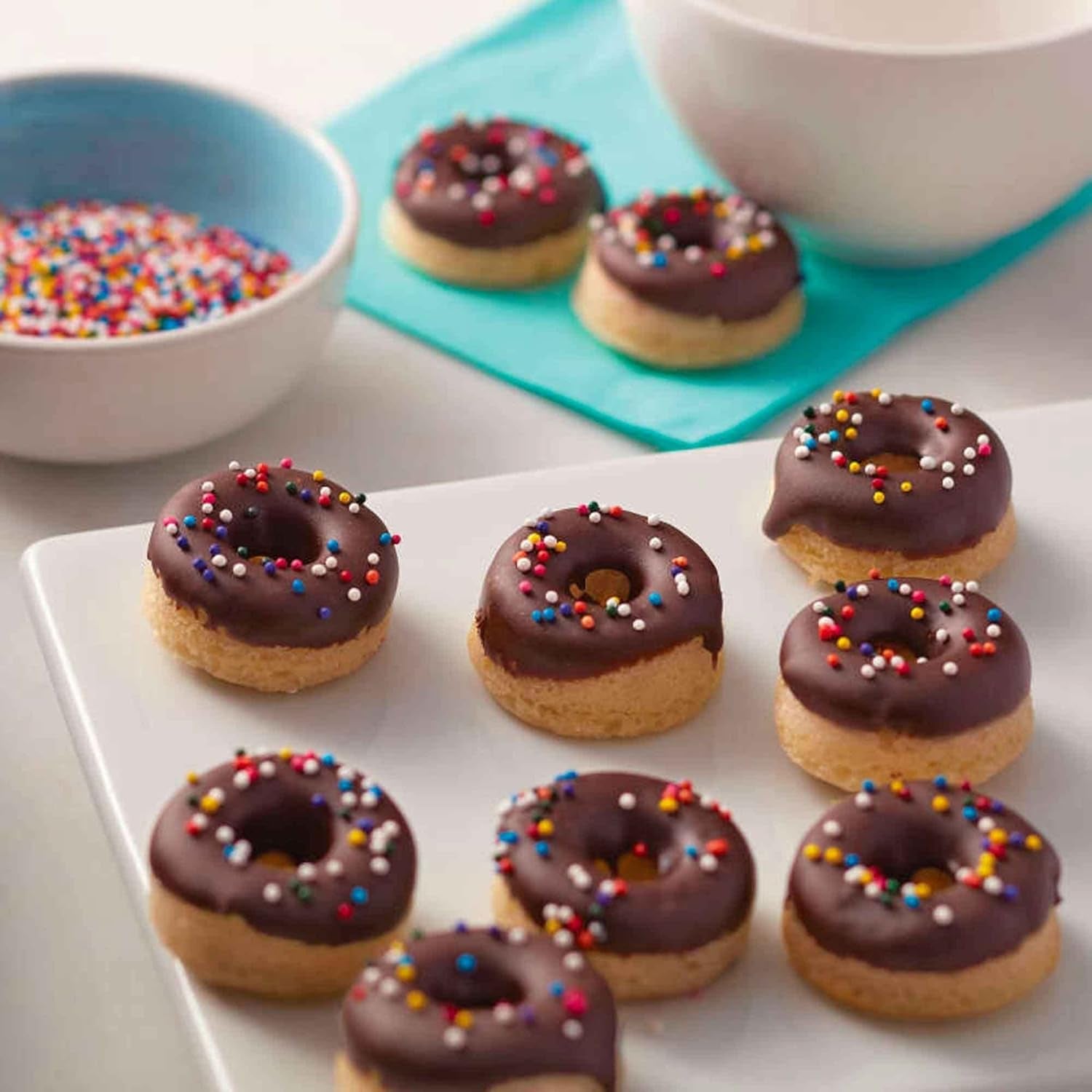 Wilton Donut-Backform Mit 12 Mulden Donutform, Hochwertige Donut Backform Mit Antihaftbeschichtung Für 12 Mini-Donuts, Spülmaschinenfest Formen und Tabletts zum Backen Naty Shop