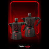 Bialetti Moka Express Stranger Things 3-Tassen-Kaffeemaschine, Musiktaste mit USB-C-Ladefunktion, Nicht für Induktionsherde geeignet, 3 Tassen (130 ml), Schwarz