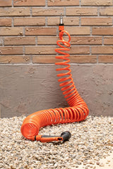 BLACK+DECKER Spiralschlauch 15 m – Gartenschlauch inklusive Gartenspritze und 1/2-Zoll-Anschlüssen – Kunststoff – Orange/Schwarz