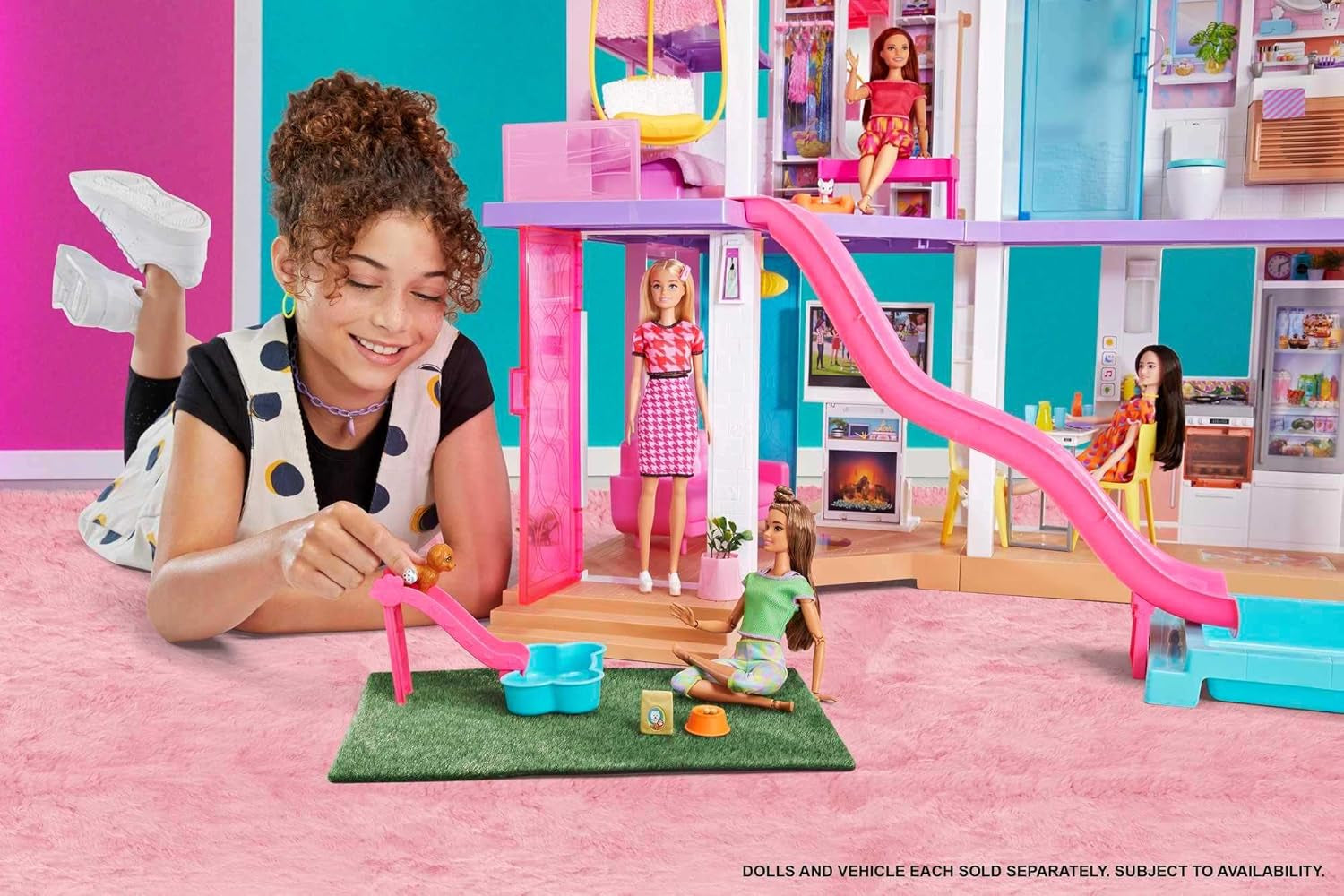 Barbie Dream House (114 cm), 3-stöckiges Puppenhaus, Pool, Rutsche, Rollstuhllift, 75 Zubehörteile, Puppen, geeignet als Geschenk für Kinder ab 3 Jahren, GRG93