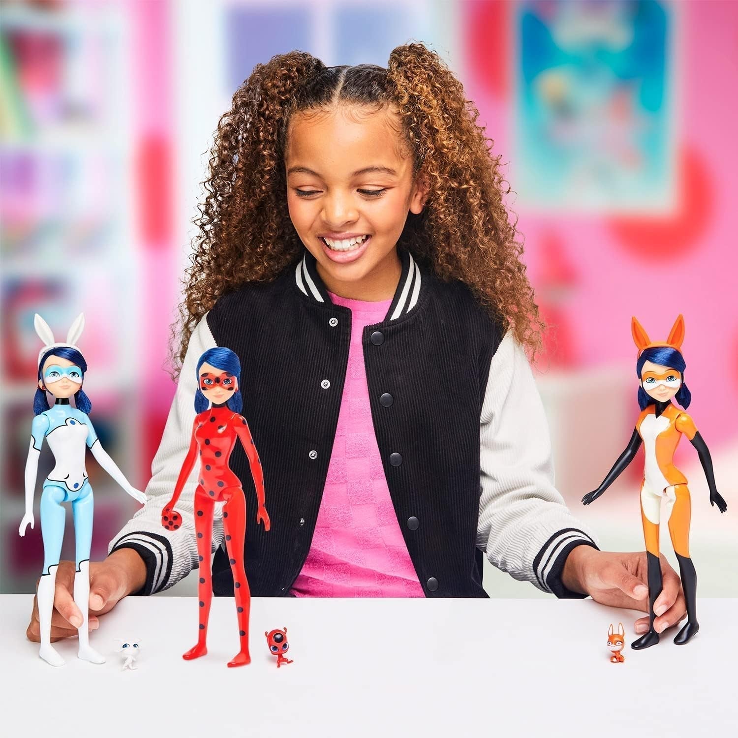 Bandai – Miraculous Ladybug – Puppe Marinette Farbwechsel-Überraschung – Miraculous-Gliederpuppe, 26 cm + 3 Überraschungen – zufälliges Modell – P50390 Puppen Naty Shop