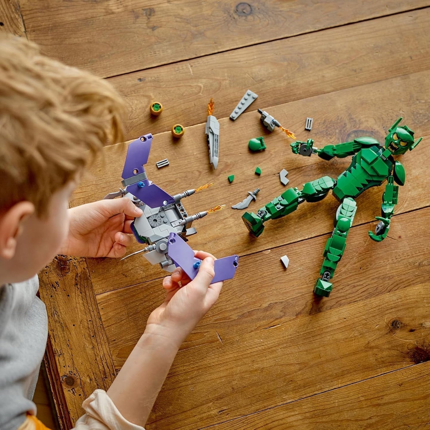 LEGO Marvel Green Goblin Baufigur, Superschurke, bewegliches Bauspielzeug für Kinder ab 8 Jahren, Jungen und Mädchen, Spider-Man-Universum-Set mit Schiebereglern und Kürbisbomben, Superhelden-Geschenkidee 76284 Bausets Besuchen Sie den LEGO-Store