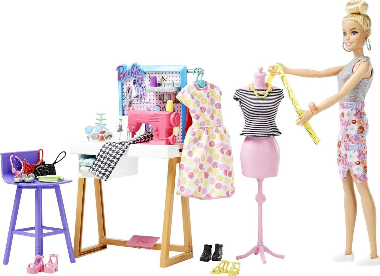Barbie HDY90 – Modedesigner-Puppe (30,40 cm) und Atelier, über 25 Design- und Modeaccessoires, Design-Schreibtisch, Stuhl, Nähmaschine, Stoffmodell, Schaufensterpuppe und mehr, Spielzeug ab 3 Jahren Naty Shop Dolls