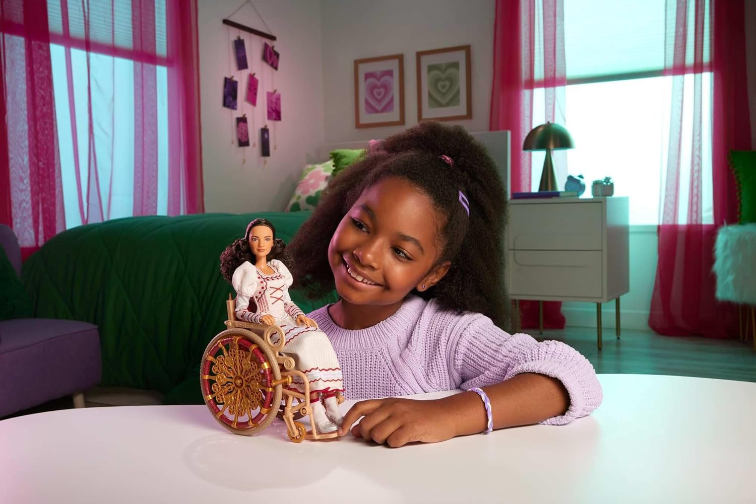 Mattel Wicked Nessarose Modepuppe und Zubehör, einschließlich Rollstuhl, mit lockigem braunem Haar, verschiedenen Posen und abnehmbarem Ballkleid-Look, HXY36
