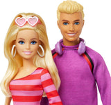 Barbie Fashionistas-Set mit 2 Modepuppen und 6 Accessoires, Barbie- und Ken-Modepuppen auf Rollen, Sammelfiguren zum 65. Jubiläum, HXK90 Naty Shop-Puppen