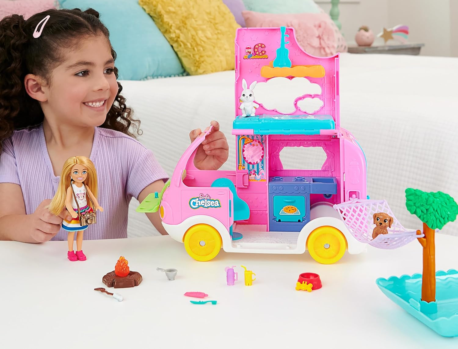 Barbie Chelsea 2-in-1-Wohnwagen – Spielzeugfahrzeug mit Pool, Hängematte und Essbereich für fantasievolles Spielen und Geschichtenerzählen, ab 3 Jahren, HNH90