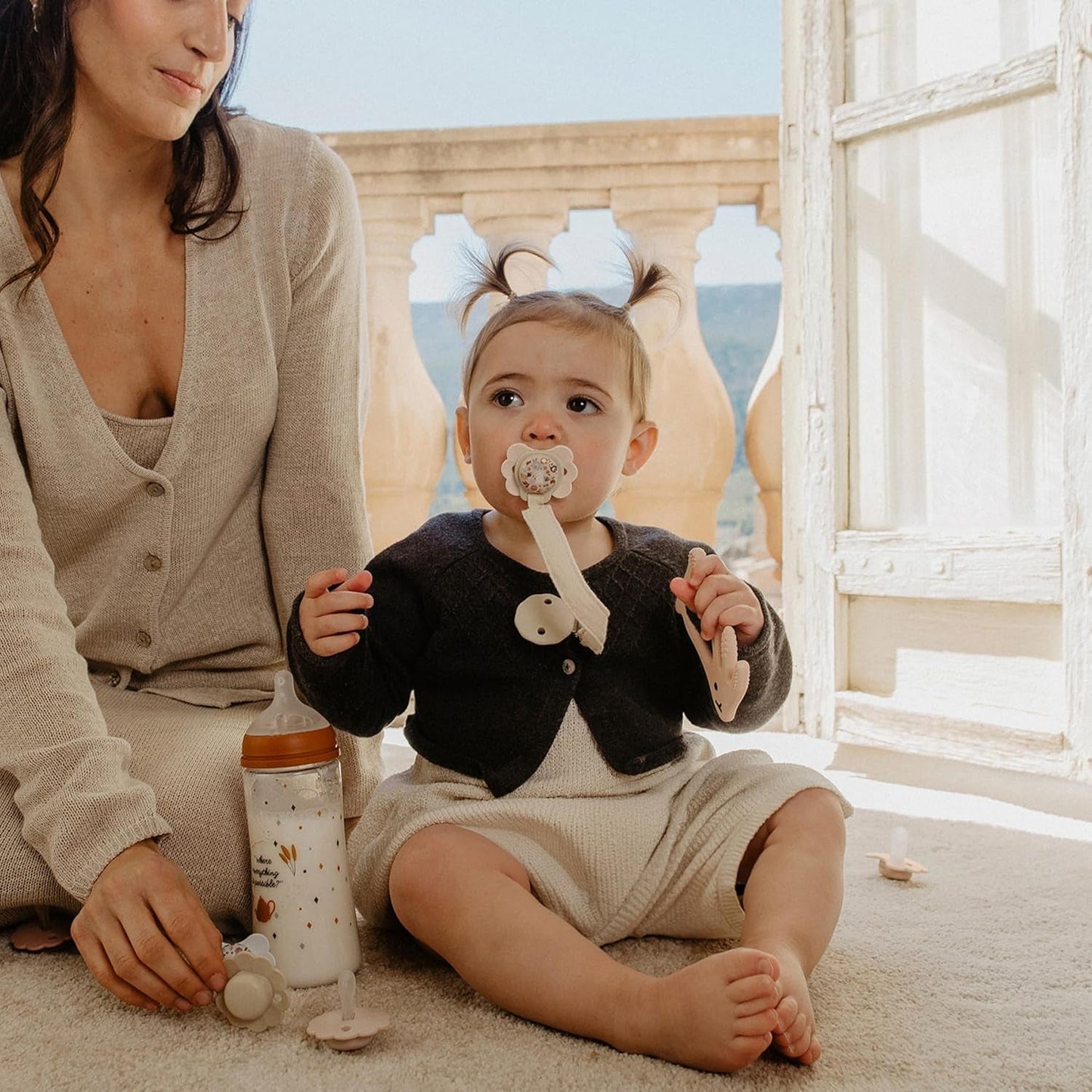 Suavinex-Geschenkset für Neugeborene. 4-teiliges Set bestehend aus: Physiologischer SX Pro-Schnuller für Babys von 0 bis 6 Monaten + Schnullerhalter + Duo-Schnullerhülle + Beißring aus Silikon. Wunderland, beige