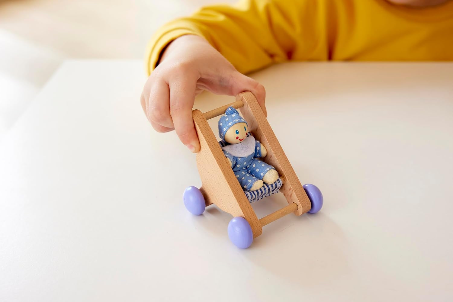 Hape Babyzimmer – Puppenzimmer-Set aus Holz, Babypuppenmöbel, Puppenhauszubehör für Kleinkinder, Miniatur-Babyzimmer mit Schaukel und Zubehör, Rollenspiel für 3-Jährige
