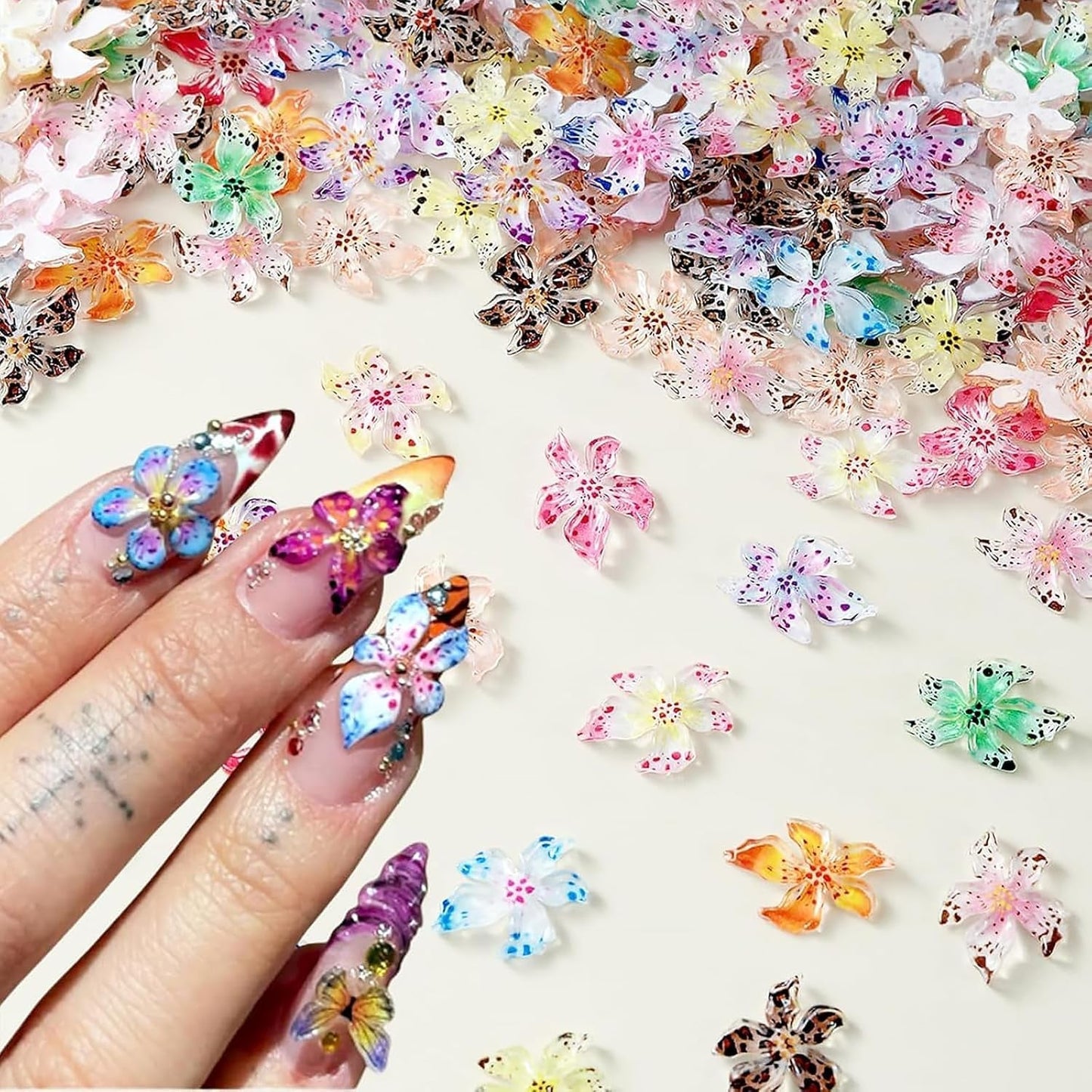 50 Stück 3D-Blumen-Nagel-Charms, 3D-Gel-Nagelkunst, Nagel-Charms, bunter Sommerschmuck, DIY-Nagelzubehör, geprägte Hibiskusblüten-Kristalle, Farbverlaufs-Nagelkunst für Frauen