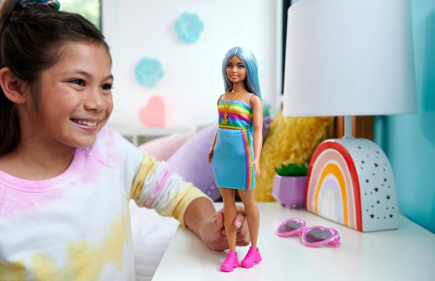 Barbie Fashionistas Puppe Nr. 218 mit langen blauen Haaren, Regenbogenoberteil und türkisfarbenem Rock, Sammlermodepuppe zum 65. Geburtstag, HRH16 Naty Shop Dolls