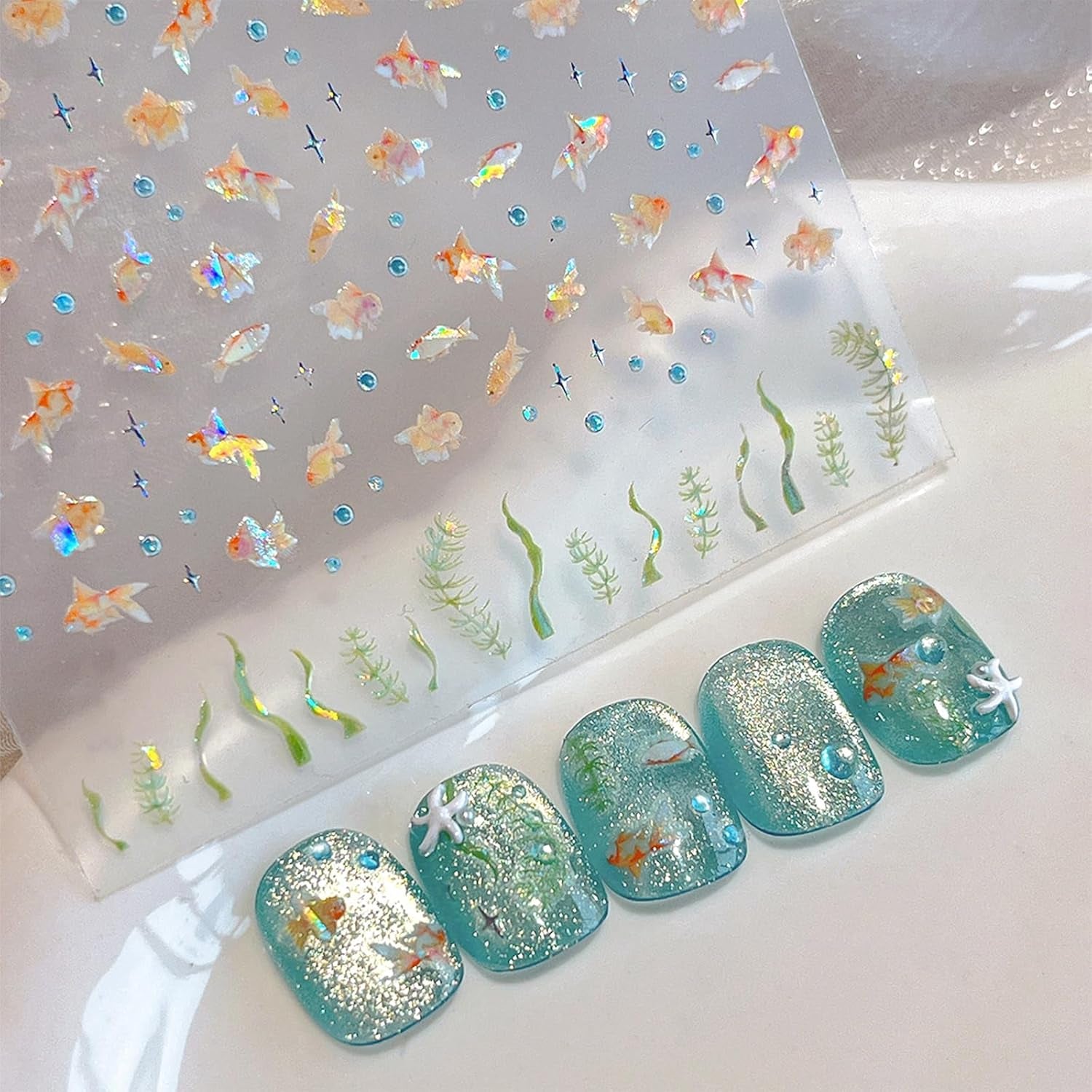 2 Stück selbstklebende Nagelsticker mit Muscheleffekt, Vierstrahlstern und Goldfisch-Design, Nagelaufkleber für Fingernägel, Nail Art Zubehör für Gelnägel