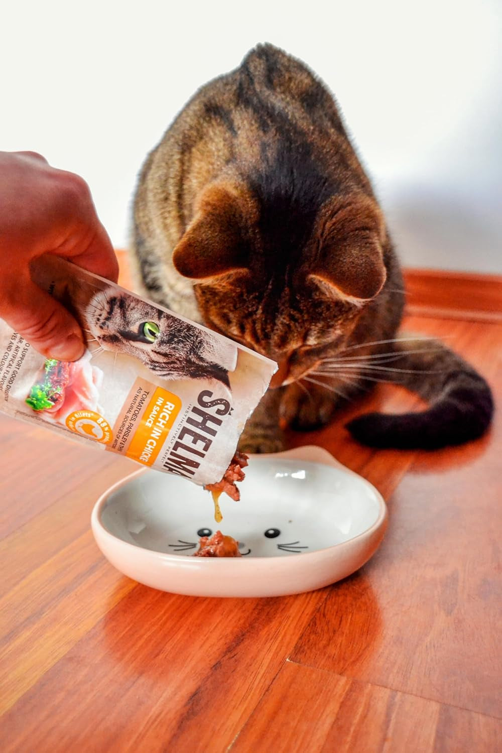 Shelma Nassfutter für Katzen mit Huhn in Tomaten-Kräuter-Sauce – getreidefreies Vollfutter mit hohem Fleischanteil – 28 x 85 g (2,38 kg)