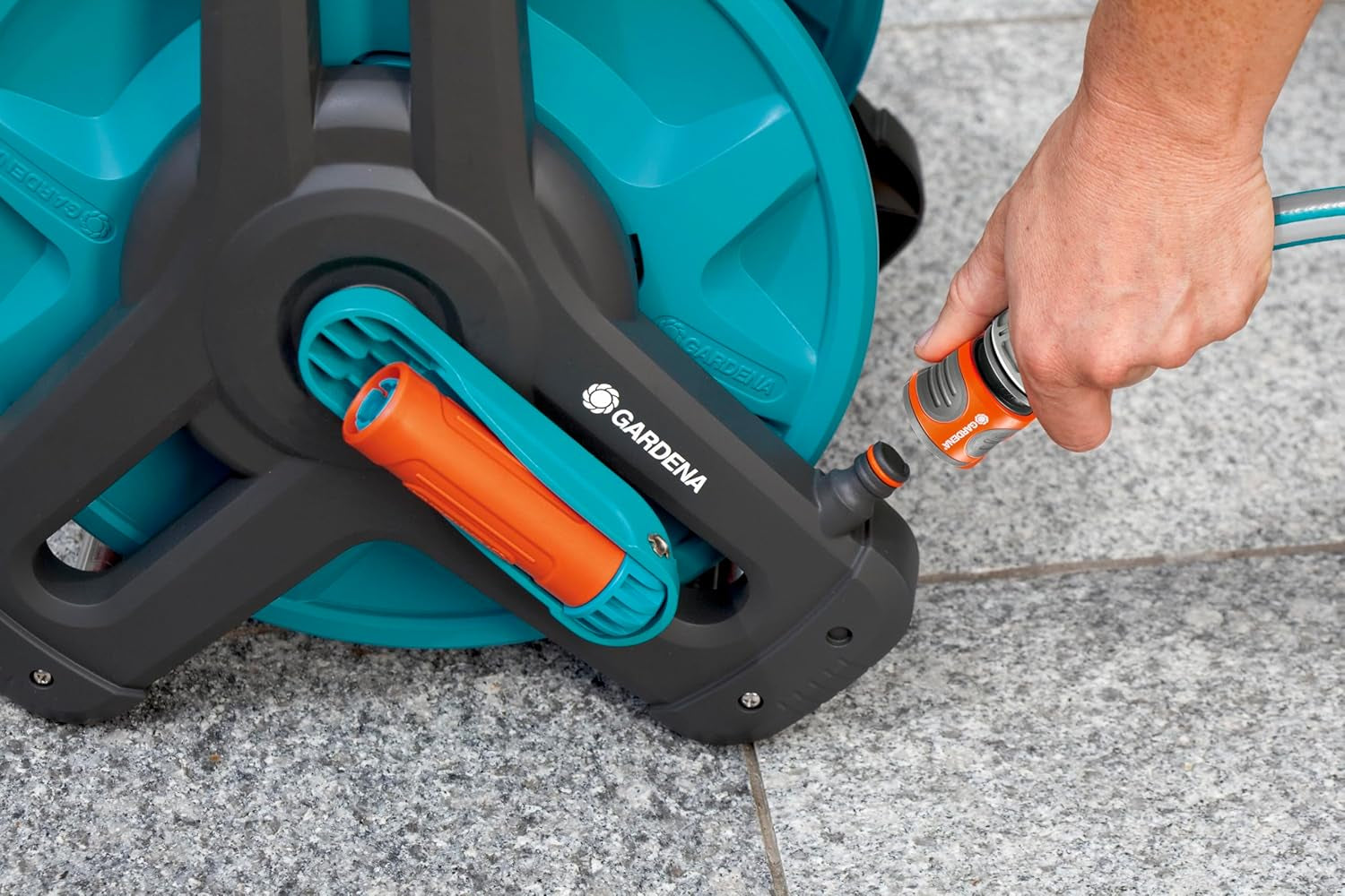 Gardena Classic Wand-Schlauchtrommel-Set 50: Mobile Schlauchtrommel, platzsparend, an der Wand montierbar und jederzeit abnehmbar, mit 20 m Schlauch, Sprühdüse und Systemteilen (8009-20)