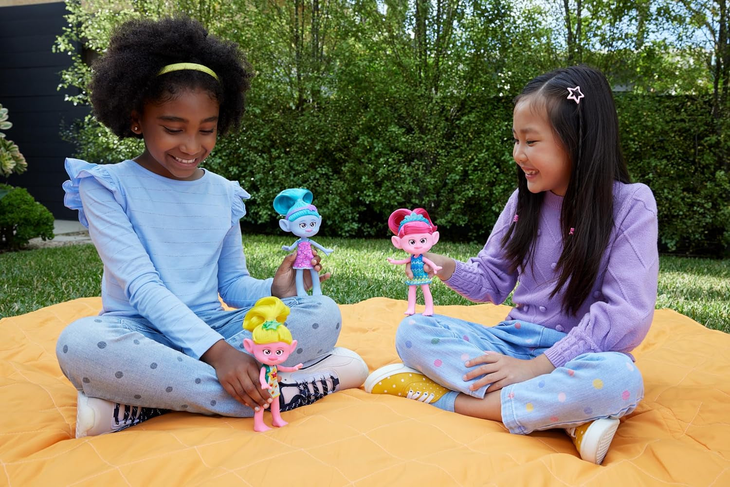 Mattel DREAMWORKS TROLLS United We Stand – Chenille Hairy Surprises Puppe mit glitzerndem blauem Haar, lila Stirnband, ab 3 Jahren, HNF15