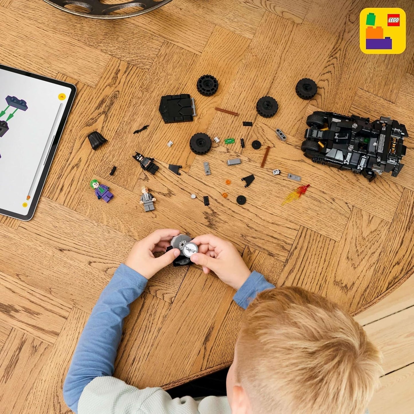 LEGO DC Batman: Batman Tumbler Vs. Two-Face & Joker – Superhelden-Spielzeug mit Batmobil-Auto – Spielset mit Minifiguren – Geschenk für Jungen und Mädchen ab 8 Jahren 76303 Bausets Besuchen Sie den LEGO-Store