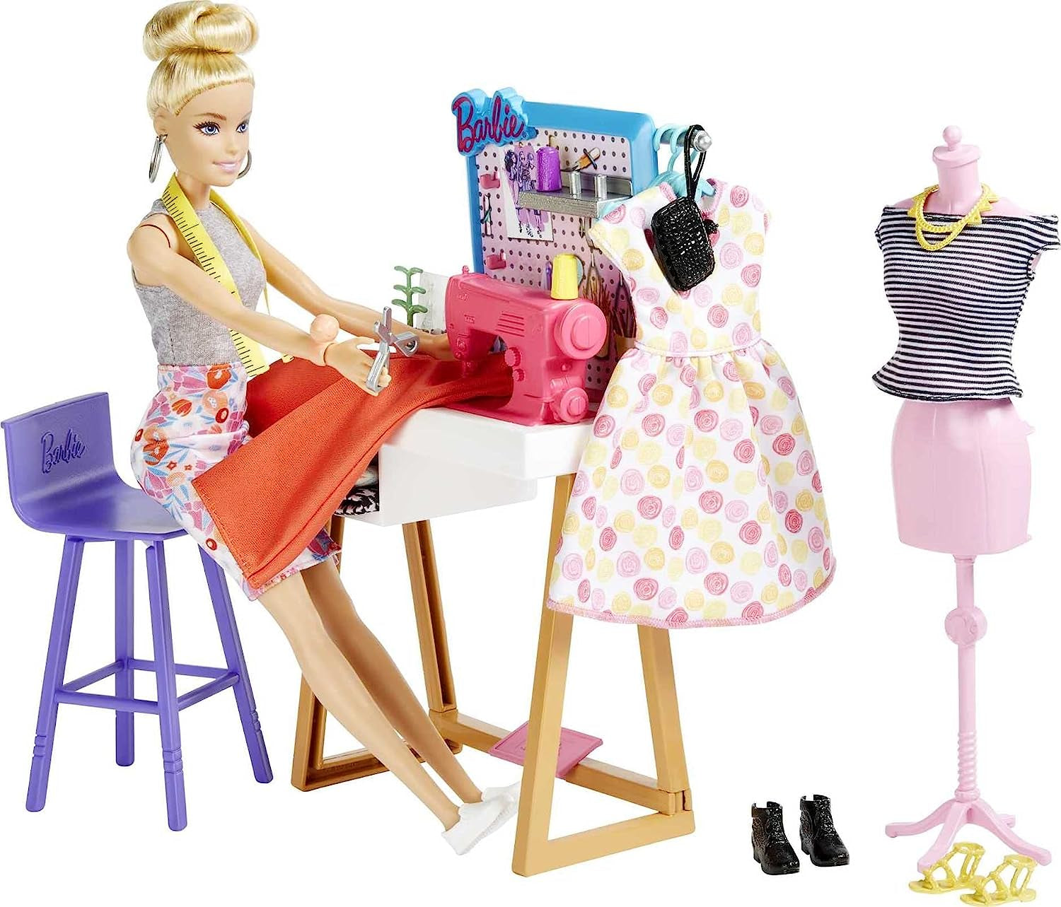 Barbie HDY90 – Modedesigner-Puppe (30,40 cm) und Atelier, über 25 Design- und Modeaccessoires, Design-Schreibtisch, Stuhl, Nähmaschine, Stoffmodell, Schaufensterpuppe und mehr, Spielzeug ab 3 Jahren Naty Shop Dolls