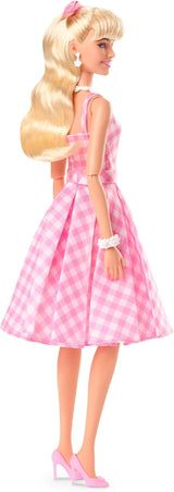 Barbie-Puppe, die Filmpuppe in rosa-weißem Kleid und Gänseblümchen-Halskette, Margot Robbie, Sammlerspielzeug für 3-Jährige HPJ96