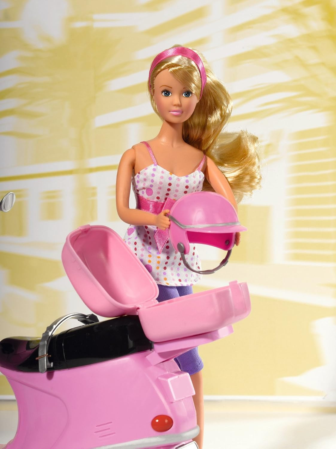 Simba 105730282 – Steffi Love Chic City Scooter, Steffi mit rosa Roller mit Helm und Helmfach, Modepuppe, 29 cm, für Kinder ab 3 Jahren