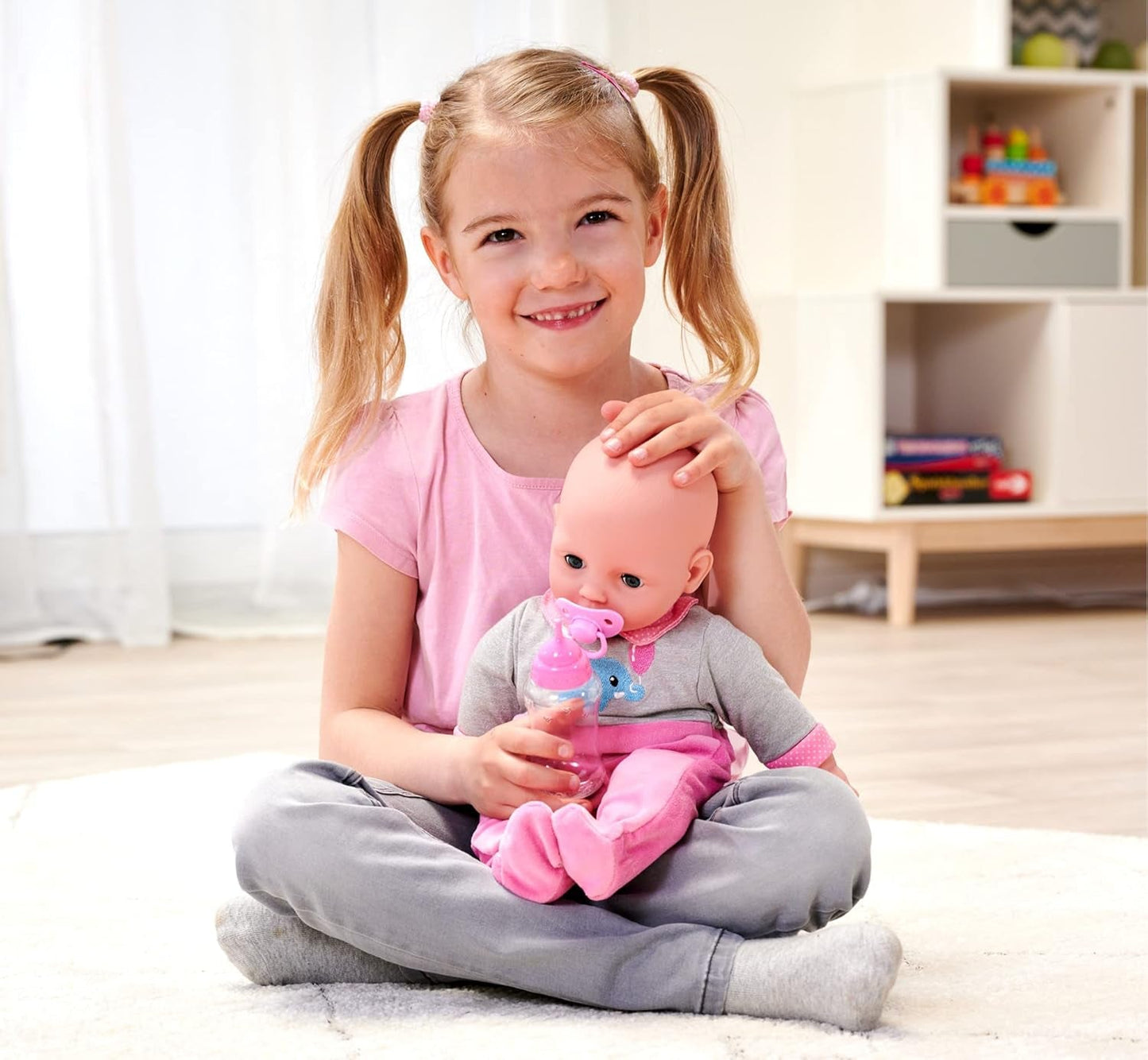 Simba 105140066 – Laura Interactive, Weichkörperpuppe mit Schlafaugen, plappert bei Bewegung, trinkt aus einer Flasche und schläft ein, 40 cm, Babypuppe für Kinder ab 2 Jahren