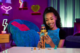 Monster High Cleo De Nile-Puppe in goldener Bluse und Lagenrock, inklusive Cobra Hissette-Haustier und Zubehör wie Rucksack, Snack und Papierrolle, HXH74 Naty Shop-Puppen
