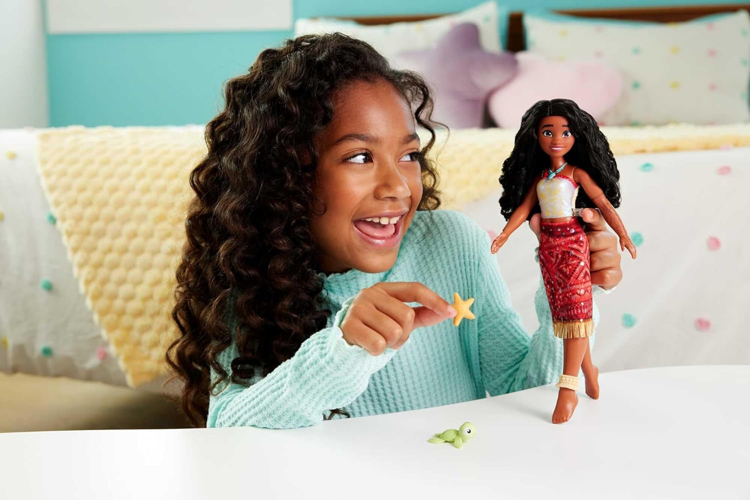 Mattel Toys Disney Moana 2 Tautai Moana schwimmende Modepuppe mit 2 Zubehörteilen, farbwechselndem Oberteil und Beinen für Schwimmbewegungen, vom Film inspiriert JFF09