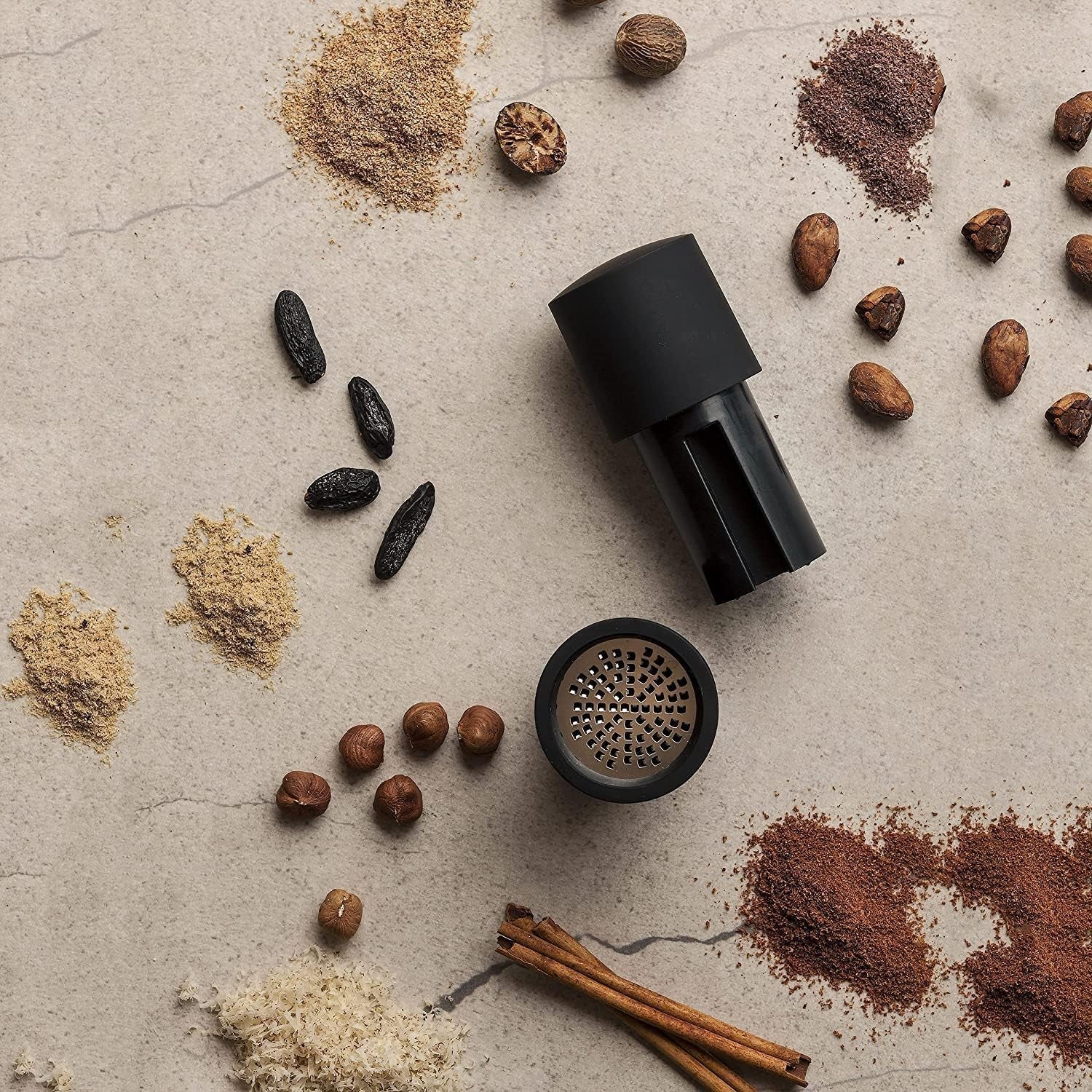 Microplane Gewürzmühle Schwarz für Muskatnuss, Zimt, Tonkabohnen, langen Pfeffer und andere trockene Gewürze. Mahlen und Mühlen Naty Shop