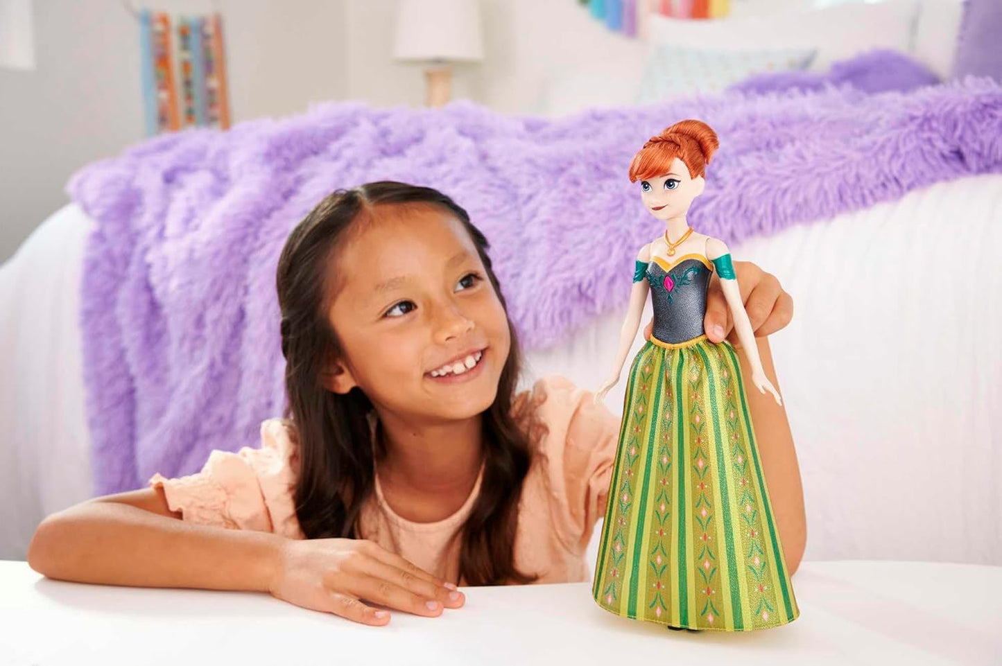 Mattel Disney Frozen Singing Anna Doll – 30-Sekunden-Liedausschnitt, klassisches Schloss-Outfit, abnehmbarer weicher Rock, kämmbares Haar, für Kinder ab 3 Jahren, deutsche Version, HMG41