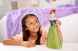 Mattel Disney Frozen Singing Anna Doll – 30-Sekunden-Liedausschnitt, klassisches Schloss-Outfit, abnehmbarer weicher Rock, kämmbares Haar, für Kinder ab 3 Jahren, deutsche Version, HMG41