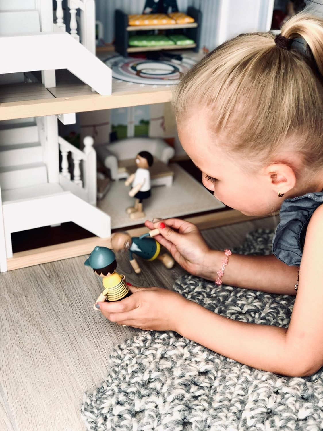 Small Foot 3-stöckiges Puppenhaus aus Holz mit offener Vorderseite und 12 Möbelstücken für Kinder ab 3 Jahren, 11802, Weißgrau