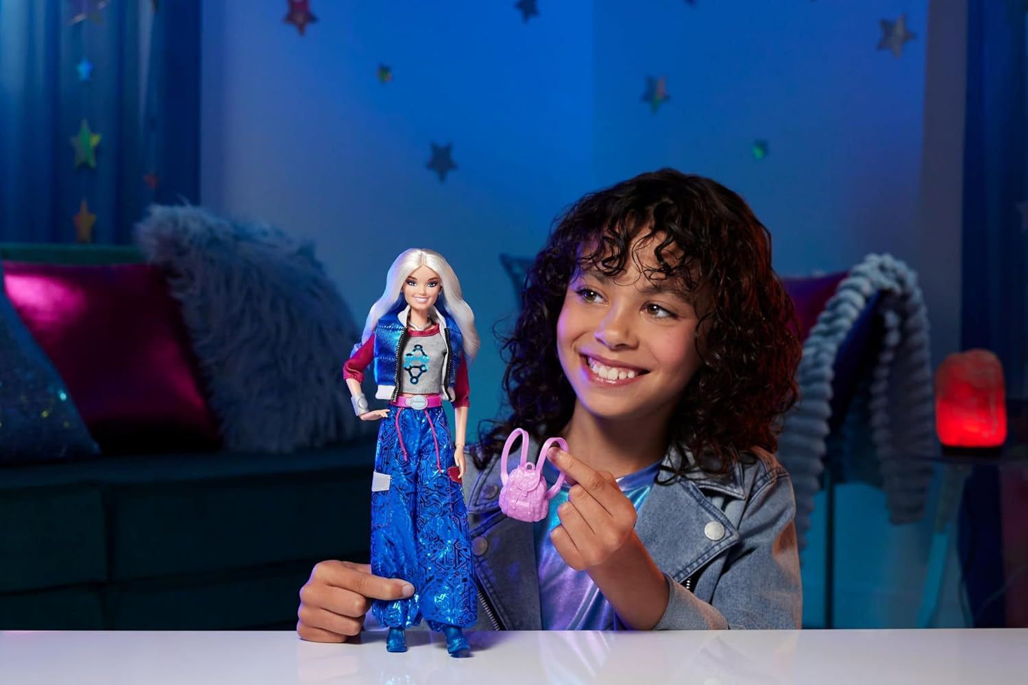 Mattel Disney Zombies 4: Dawn of the Vampires Addison Wells Modepuppe mit abnehmbarem Outfit und 6 vom Film inspirierten Accessoires, JFG32