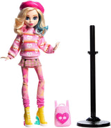 Monster High Wednesday Puppe und Zubehör Pink Enid Sinclair Sammelfigur mit Baskenmütze und Rucksack Puppenständer HXJ05