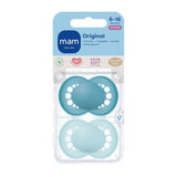 MAM Original Schnuller, 2er-Pack, zahnfreundliche Babyschnuller, aus nachhaltigen und bioregenerierbaren Materialien, MAM SkinSoft Silikonsauger, mit Schnullerbox, 6-16 Monate, Blau/Hellblau