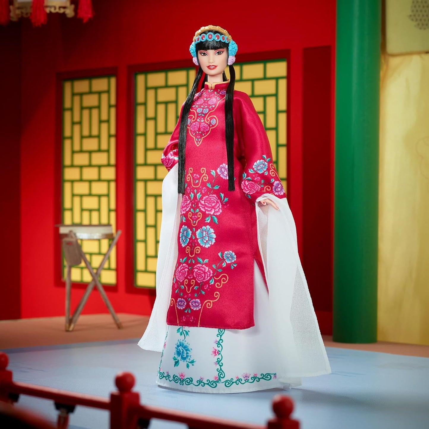 BARBIE Lunar New Year Barbie Puppe – Traditionelles Kleid in glücksbringendem Rot mit Pfingstrosenmuster, cyanblaue Schuhe mit pinken Troddeln, inspiriert von der Peking-Oper, HRM57