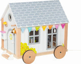 Goki 51477 – Kleines Hygge-Haus aus Holz und Stoff für Mini-Puppen, bewegliches Puppenhaus im skandinavischen Stil, 38 cm x 27 cm x 33 cm, 40er-Set, ab 3 Jahren. Puppenhäuser Naty Shop
