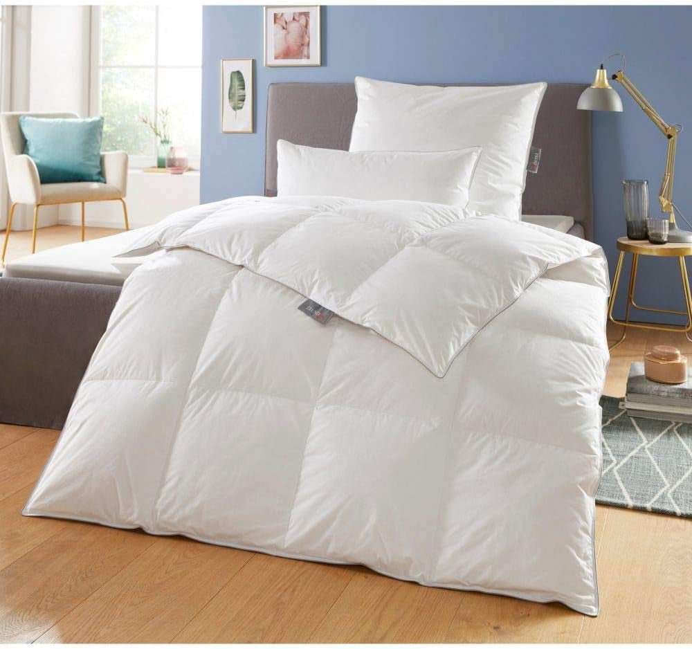 Badenia Trendline Comfort Daunendecke, warme Daunendecke für den Winter mit 90 % Daunen und 10 % Federn der Klasse I, 135 x 200 cm, Daunen bestandengeprüft und Öko-Tex-zertifiziert, hergestellt nach dem deutschen Qualitätsstandard für Bettdecken und Steppdecken von Naty Shop