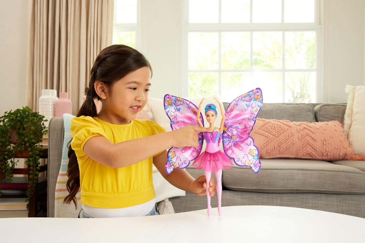 Barbie Tänzerin und Schmetterling 2-in-1 verwandelt Tänzerin in einen Schmetterling mit aufklappbaren Flügeln, lila Haaren, Haarschmuck und abnehmbarem Tutu, HXJ10