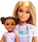 Barbie-Zahnarztpuppe, Modepuppe mit blonden Haaren, blauem Kleid und Laborkittel, 1 Kinderpuppe, Untersuchungszubehör und verschiedene Accessoires, JCR74