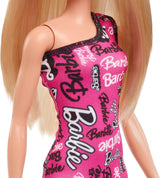 Modische Barbie-Puppe mit glattem blonden Haar in einem rosa abnehmbaren One-Shoulder-Kleid und Schuhen mit aufgedrucktem Logo, HRH07