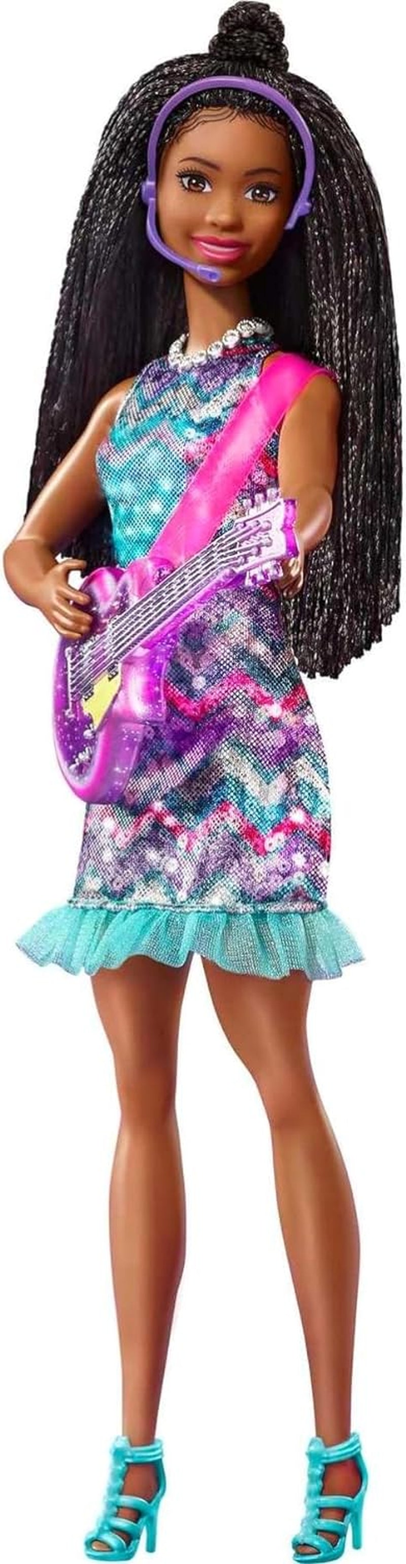 Barbie GYJ22 – Big Dream Brooklyn Doll Free Stage (ca. 30 cm, braune Zöpfe) mit Filmliedern, Lichtern, Mikrofon und Zubehör, Geschenk für Kinder ab 3 Jahren Naty Shop Moderne Puppen
