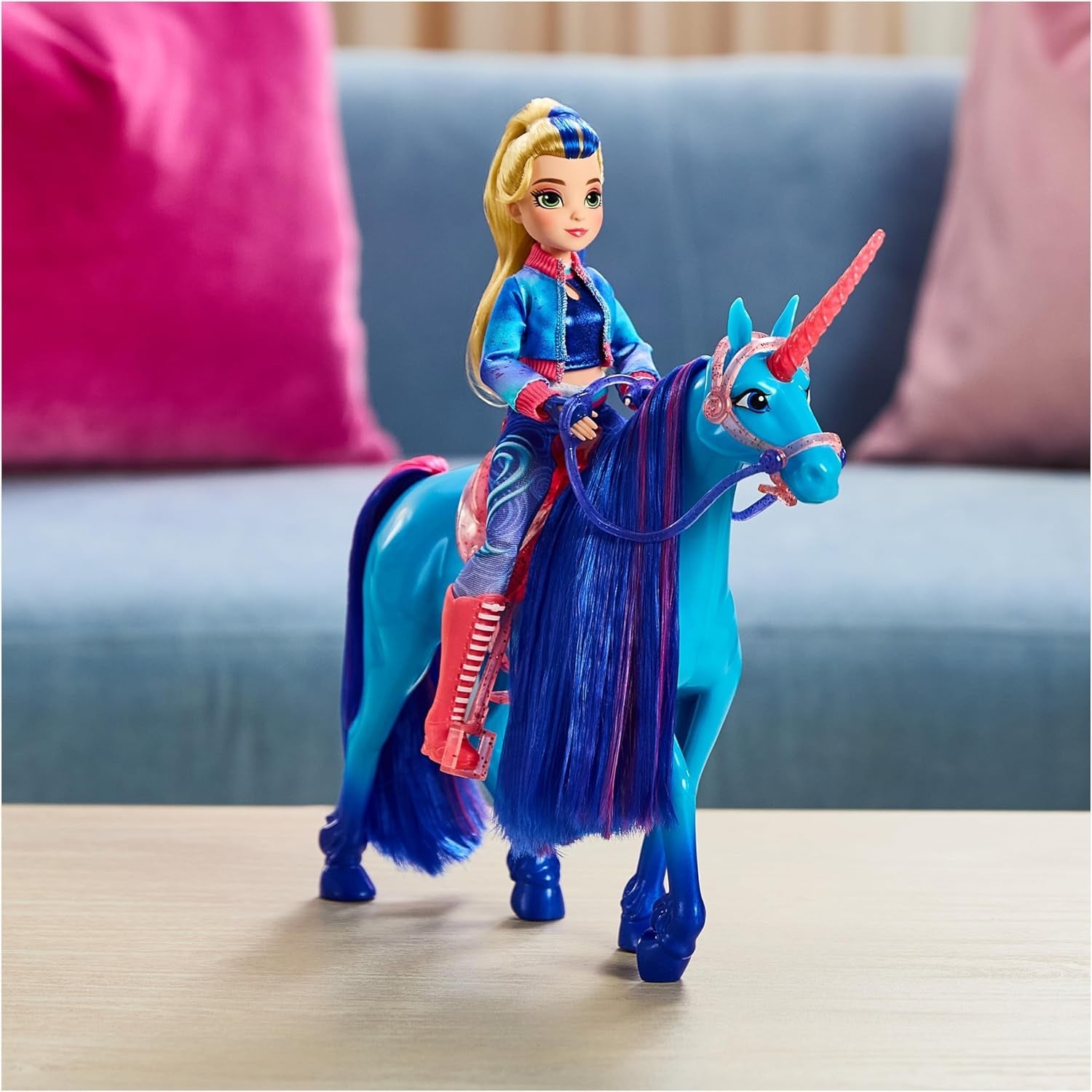 Unicorn River Einhorn-Akademie – 28 cm hohes, originales Isabel-Einhorn aus der Netflix-Serie, mit echter Mähne und Schweif, abnehmbarem Zaumzeug und Sattel sowie Bürste, für Kinder ab 4 Jahren