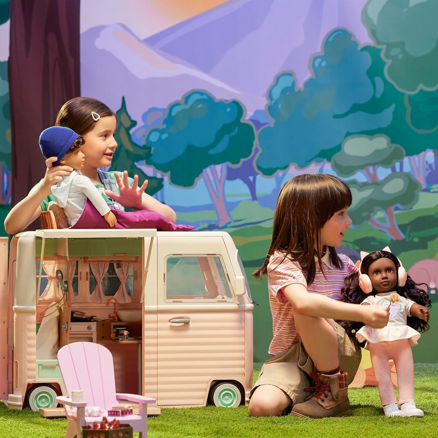 Our Generation – Milo – 46 cm große Jungenpuppe – lebensechte braune Augen und lockiges braunes Haar – Rollgepäck und Reisezubehör – Rollenspiel – Spielzeug für Kinder ab 3 Jahren