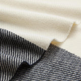 Amazon Basics Überwurfdecke, leichtes, recyceltes Polyester, Raumdekor-Kuscheldecke, 127 x 152 cm, elfenbeinweiß mit blauem Muster. Karierte Betten und Decken. Besuchen Sie den Amazon Basics-Store