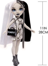 Rainbow High Shadow High Heather Grayson Puppe – 28 cm in Grautönen, schwarz-weißes Haar und Outfit, stilvolle Tasche, süßes Geschenk für Kinder von 4–10 Jahren