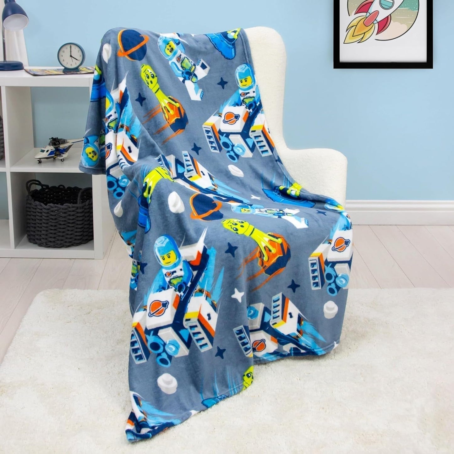Offizielle Lego® City-Fleecedecke von Character World, superweicher, warmer blauer Überwurf, Cityspace-Design, perfekt für Schlafzimmer, Camping und Schlafen, 100 x 150 cm große Betten und Decken. Besuchen Sie den Character World-Store