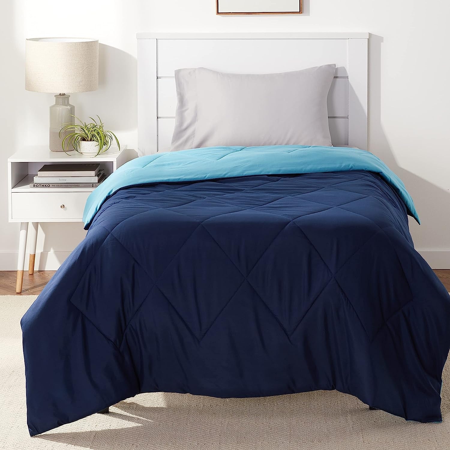 Amazon Basics Bettbezug aus Mikrofaser, beidseitig verwendbar, 220 x 240 cm, grau/schwarz Bettdecken und Steppdecken Naty Shop Marineblau/Himmelblau 135 x 200 cm