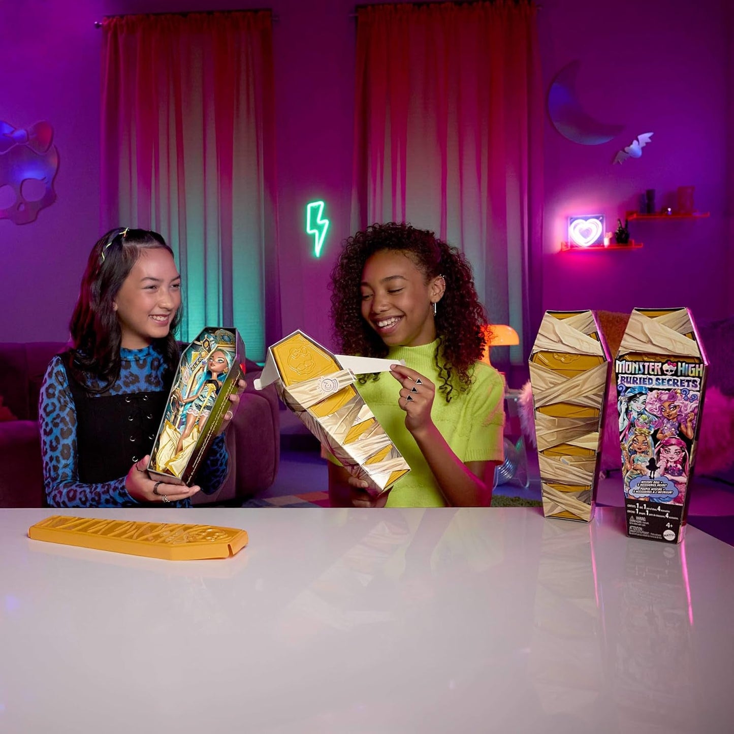 Monster High Buried Secrets Puppen und Zubehör, gemütliches Creepover-Thema mit einer Mystery-Puppe und 5 Unboxing-Überraschungen (Figuren können variieren), HYV64