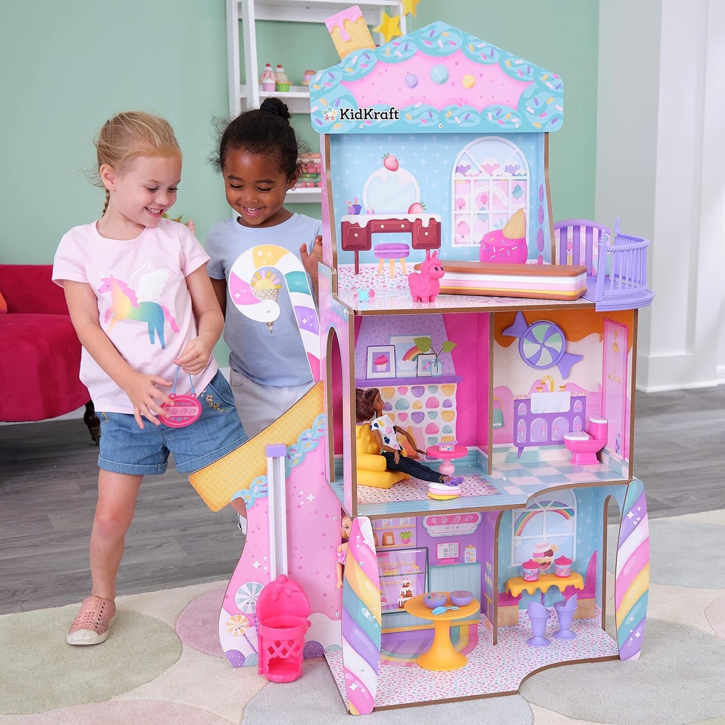 KidKraft Puppenhaus Candy Castle aus Holz mit Möbeln und Zubehör, Einhorn-Lama-Figurenhaus, Eistüten-Aufzug und Gummibärchen-Stuhl für Puppen, Spielzeug für Kinder ab 3 Jahren, 20242
