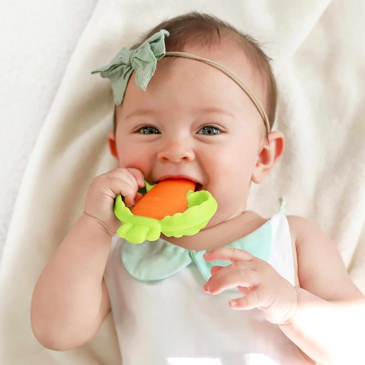 Infantino Lil' Nibbles, Beißring aus strukturiertem Silikon, BPA-freies Baby-Beißspielzeug, weich, leicht zu halten, sensorische Stimulation für Kleinkinder, Karotte