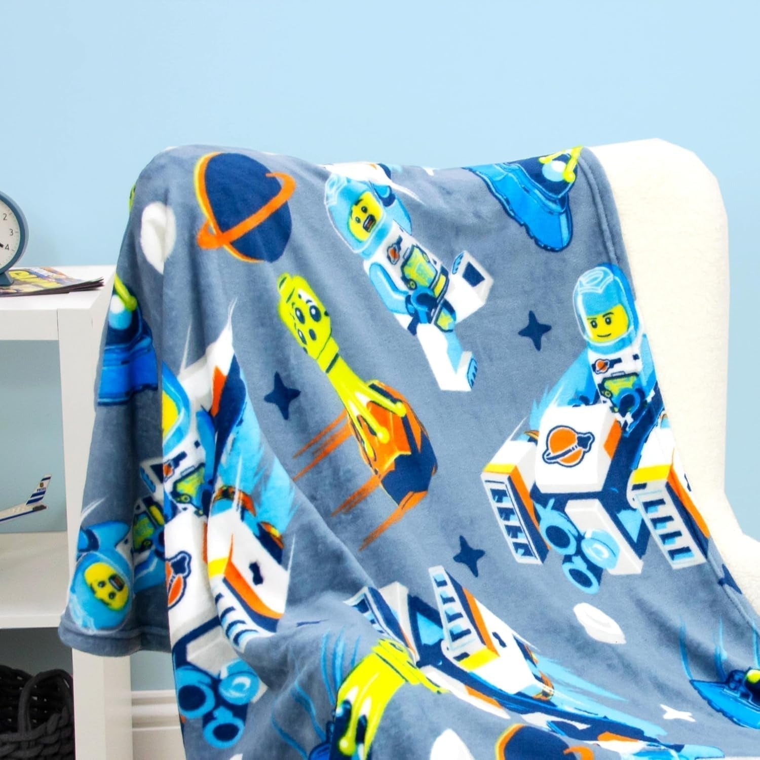 Offizielle Lego® City-Fleecedecke von Character World, superweicher, warmer blauer Überwurf, Cityspace-Design, perfekt für Schlafzimmer, Camping und Schlafen, 100 x 150 cm große Betten und Decken. Besuchen Sie den Character World-Store